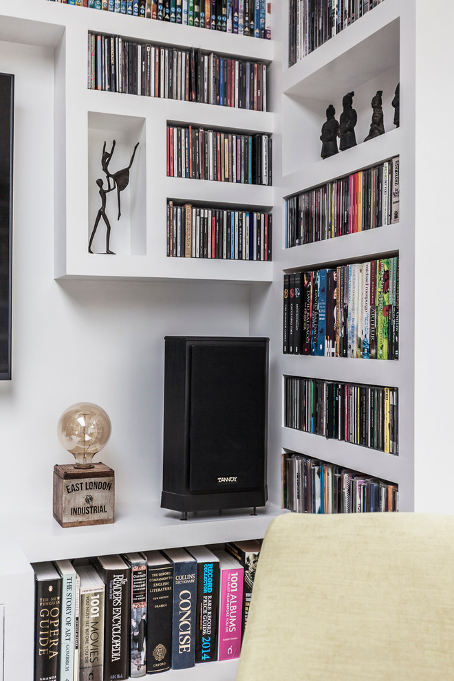 Mittelgroßes Eklektisches Musikzimmer mit weißer Wandfarbe, Keramikboden und TV-Wand in London