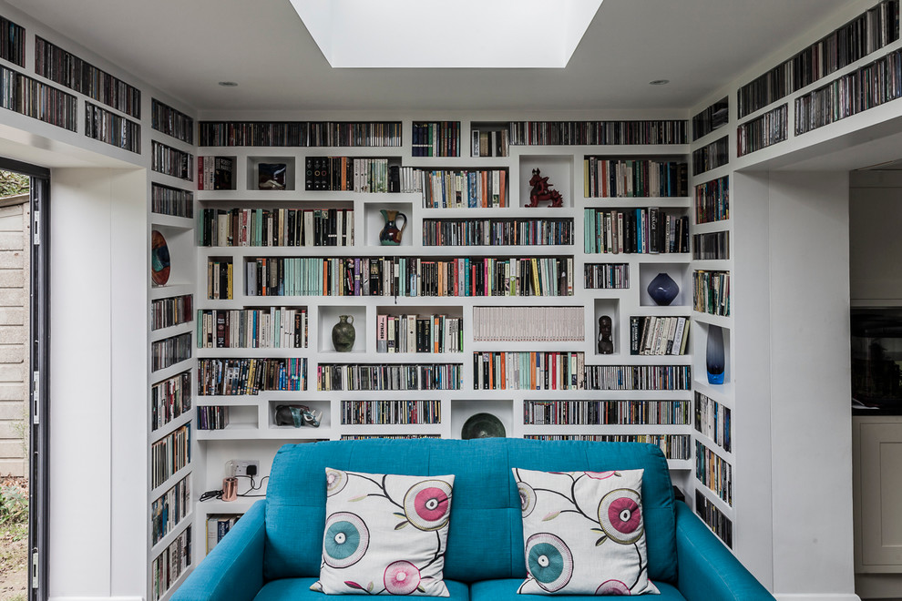 Mittelgroßes Eklektisches Musikzimmer mit weißer Wandfarbe, Keramikboden und TV-Wand in London