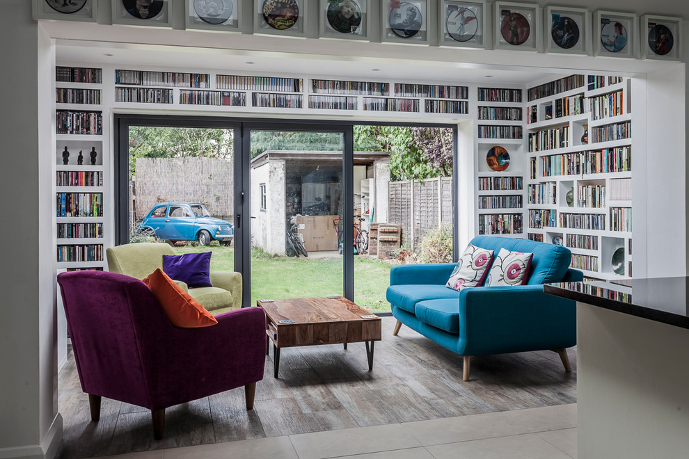 Mittelgroßes Eklektisches Musikzimmer mit weißer Wandfarbe, Keramikboden, TV-Wand und braunem Boden in London