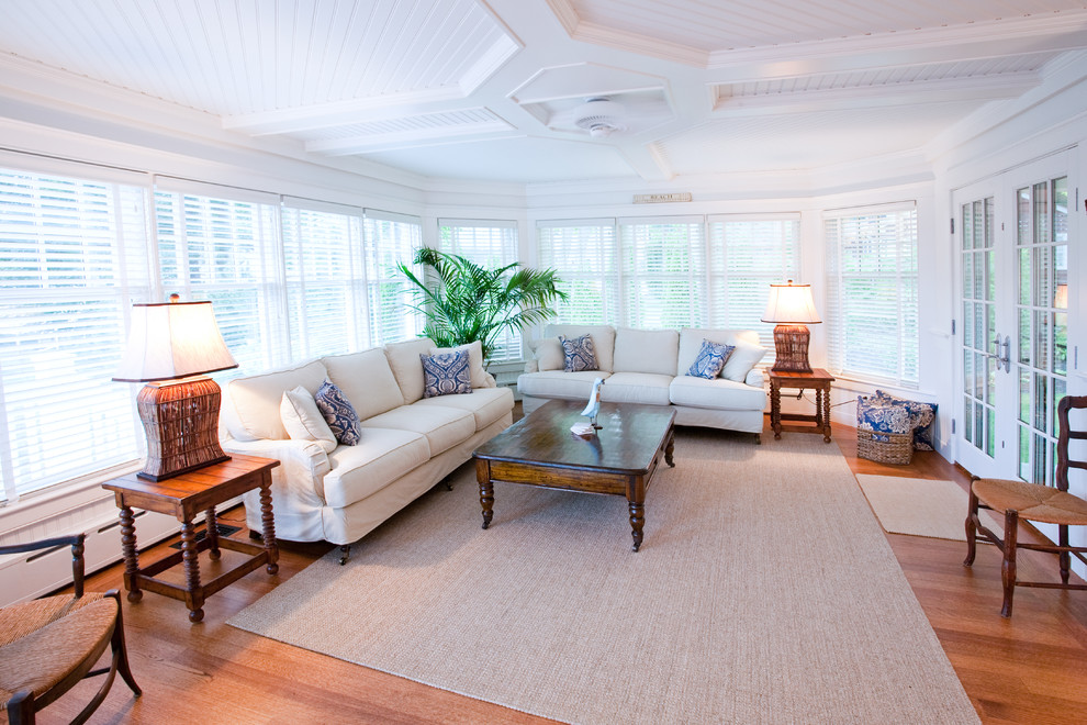 Großes, Repräsentatives, Fernseherloses, Offenes Maritimes Wohnzimmer ohne Kamin mit blauer Wandfarbe und hellem Holzboden in Boston
