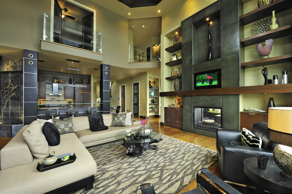 Immagine di un ampio soggiorno contemporaneo con pareti gialle e pavimento in legno massello medio