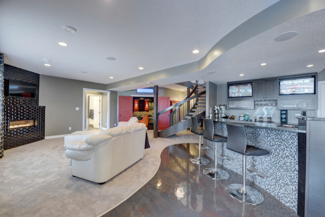 Großes, Offenes Modernes Wohnzimmer mit grauer Wandfarbe, Teppichboden und Hausbar in Edmonton