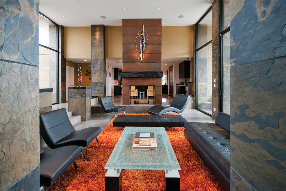 Offenes Modernes Wohnzimmer mit Tunnelkamin, Kaminumrandung aus Metall und grauem Boden in Phoenix