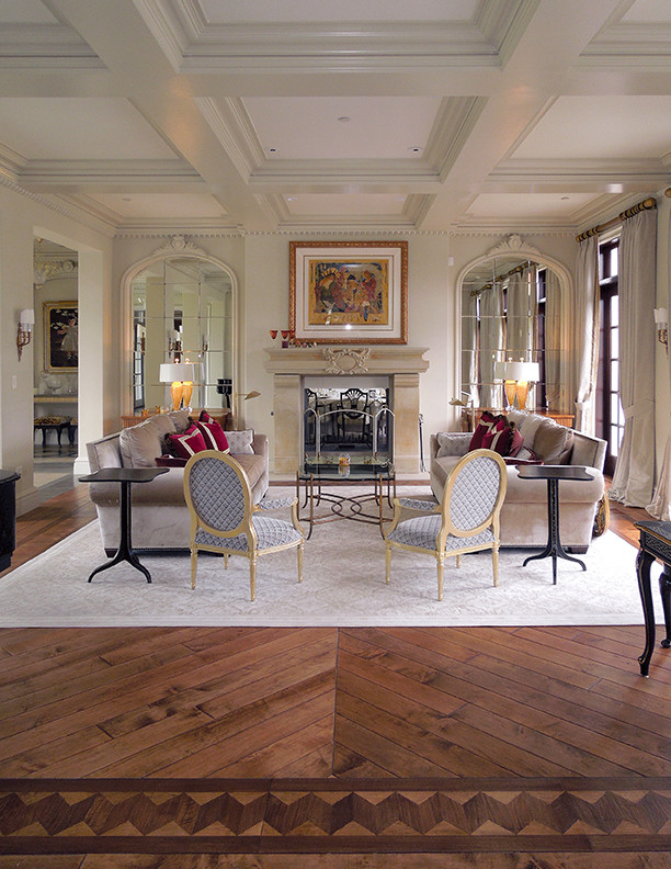 Großes, Repräsentatives Klassisches Wohnzimmer mit braunem Holzboden, Kamin, Kaminumrandung aus Stein, braunem Boden und Kassettendecke in Chicago