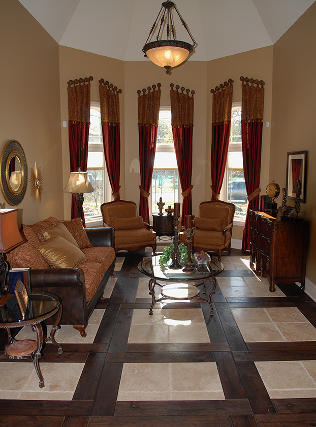 Bild på ett vintage vardagsrum, med mörkt trägolv och brunt golv