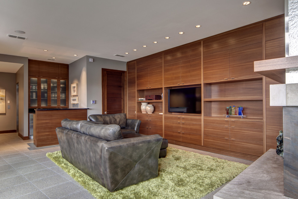 Стильный дизайн: парадная, открытая гостиная комната в современном стиле с серыми стенами и мультимедийным центром - последний тренд