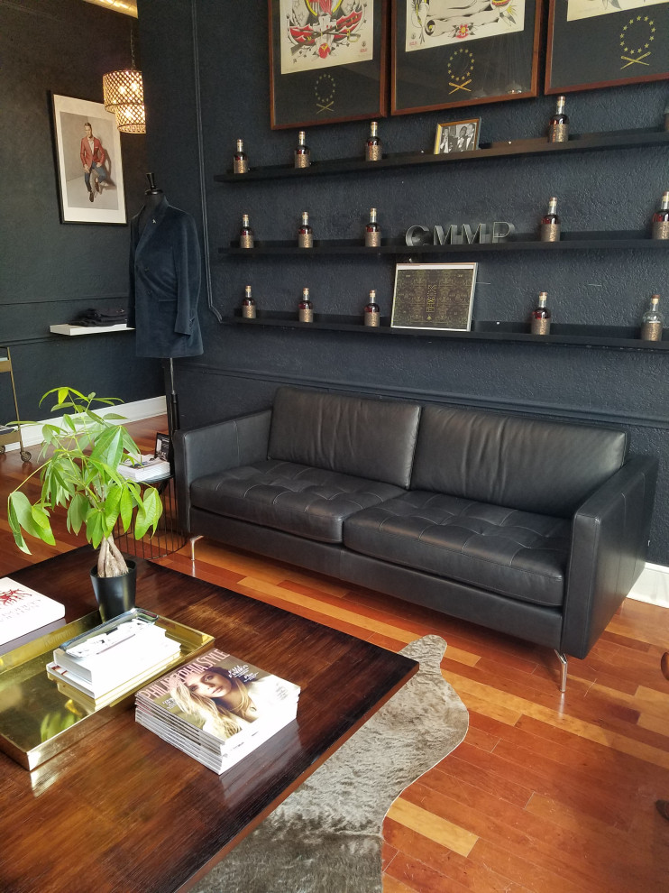 Foto di un soggiorno minimalista di medie dimensioni e chiuso con pareti blu, pavimento in legno massello medio e pavimento marrone