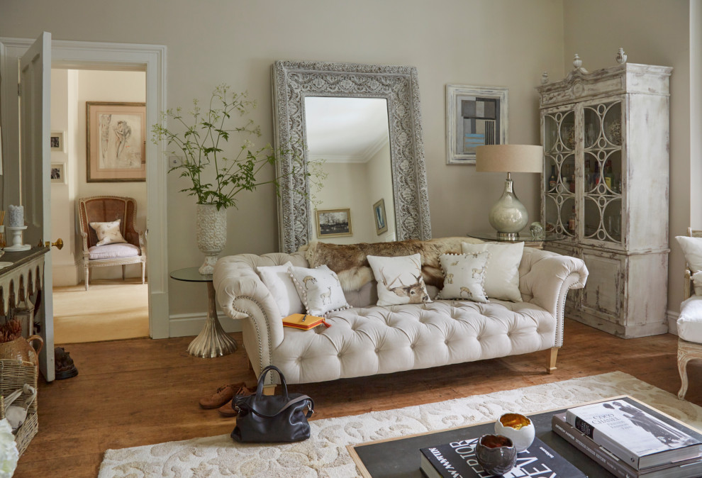 Imagen de salón cerrado grande con paredes beige, suelo de madera en tonos medios y suelo marrón