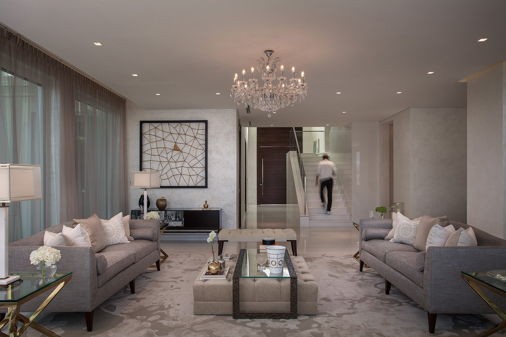 Стильный дизайн: парадная гостиная комната в стиле неоклассика (современная классика) с серыми стенами и белым полом - последний тренд