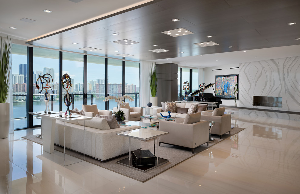 Modernes Wohnzimmer mit weißer Wandfarbe, Gaskamin und weißem Boden in Miami