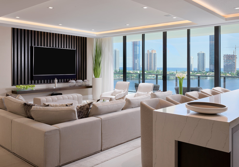Idee per un soggiorno contemporaneo con pareti beige, TV a parete e pavimento bianco