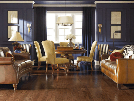 Inspiration för ett litet vintage vardagsrum, med blå väggar och mörkt trägolv