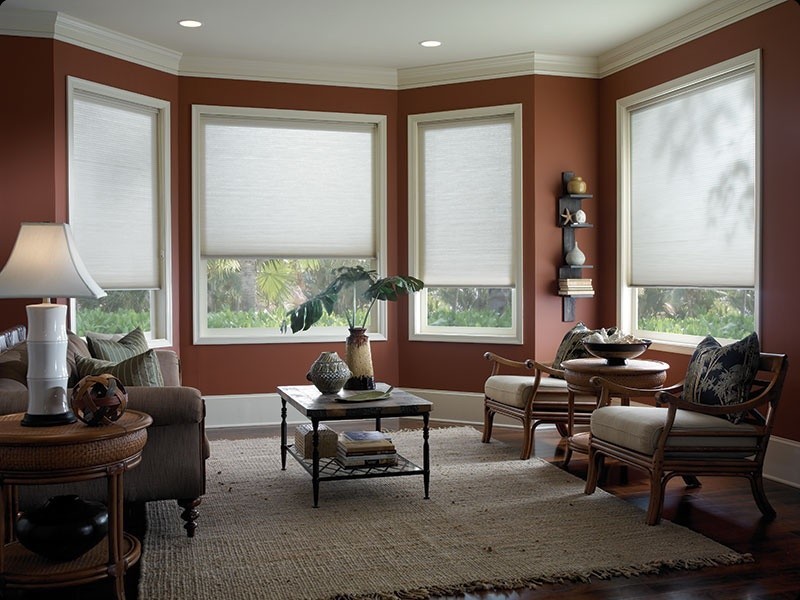 Idéer för ett mellanstort klassiskt separat vardagsrum, med ett finrum, beige väggar, mörkt trägolv och brunt golv