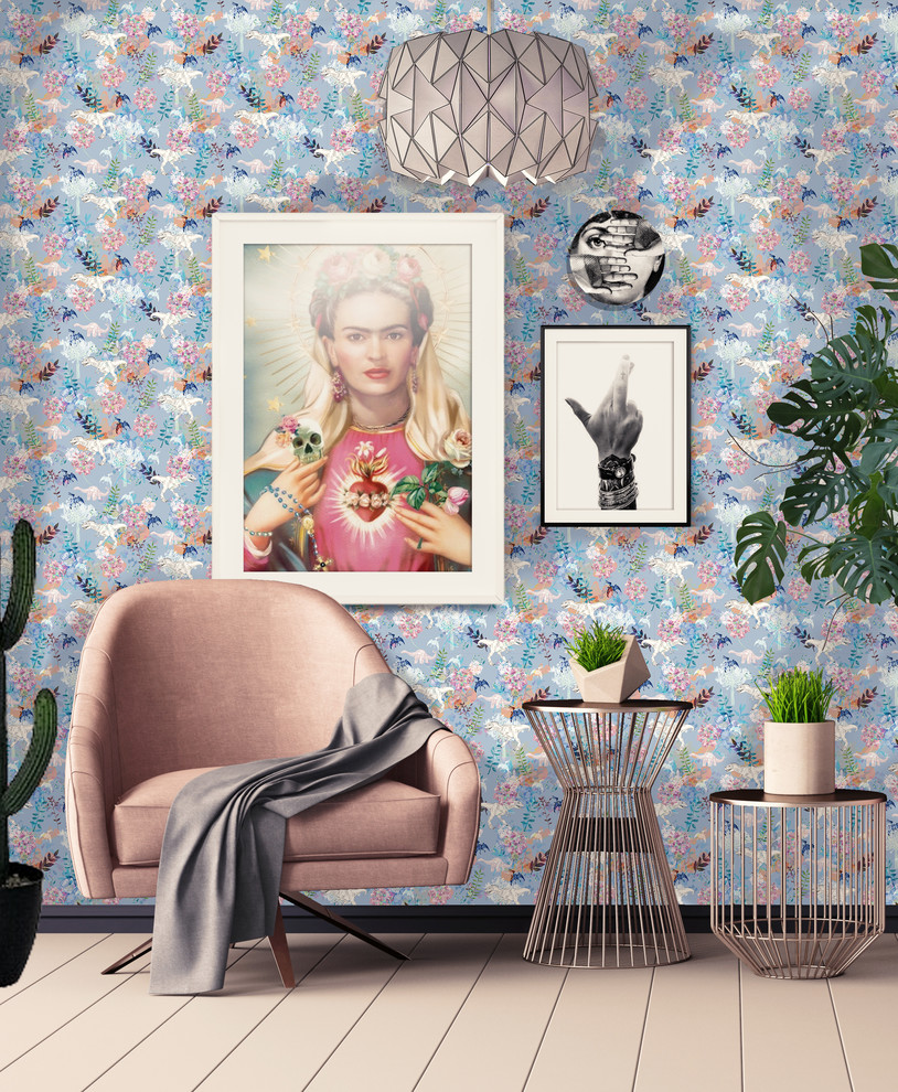Immagine di un piccolo soggiorno boho chic aperto con pareti blu, pavimento in legno verniciato, parete attrezzata e pavimento rosa