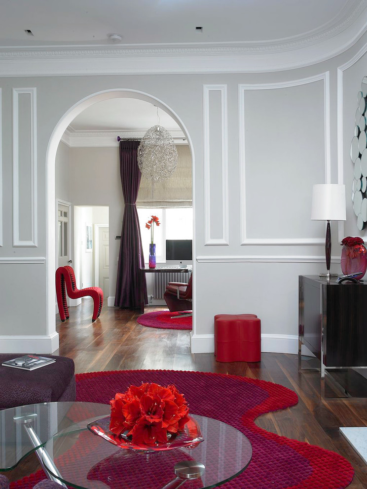 На фото: изолированная гостиная комната в современном стиле с серыми стенами и красивыми шторами без телевизора