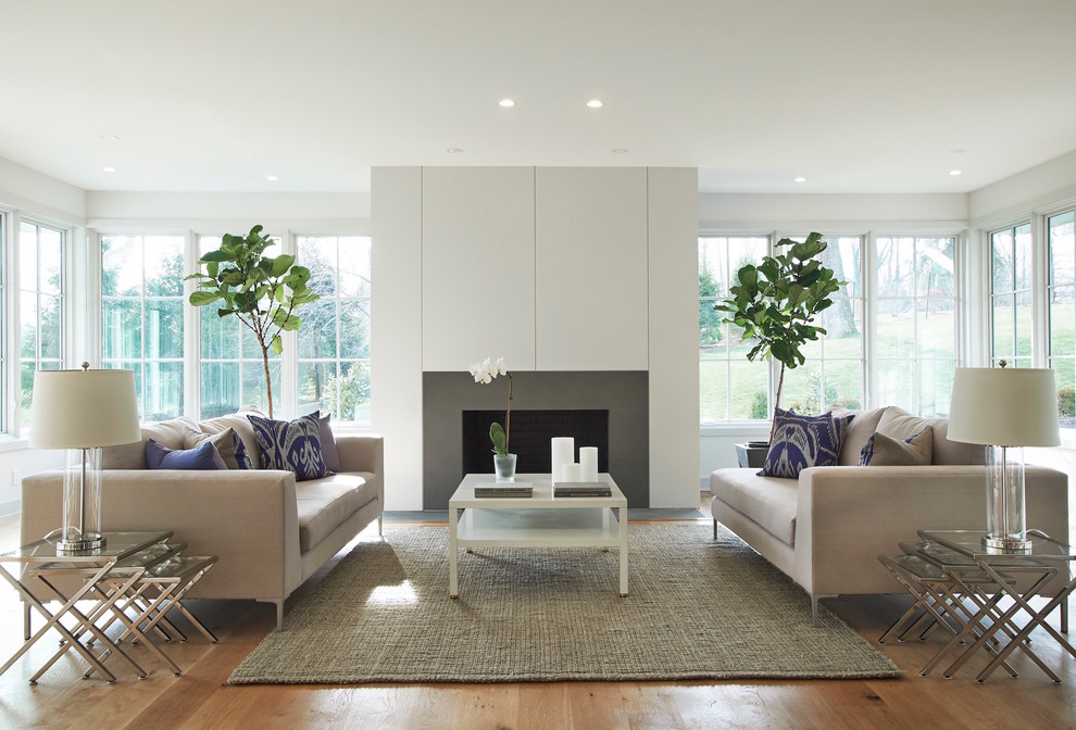 Inspiration pour un salon traditionnel avec un mur blanc, un sol en bois brun et une cheminée standard.