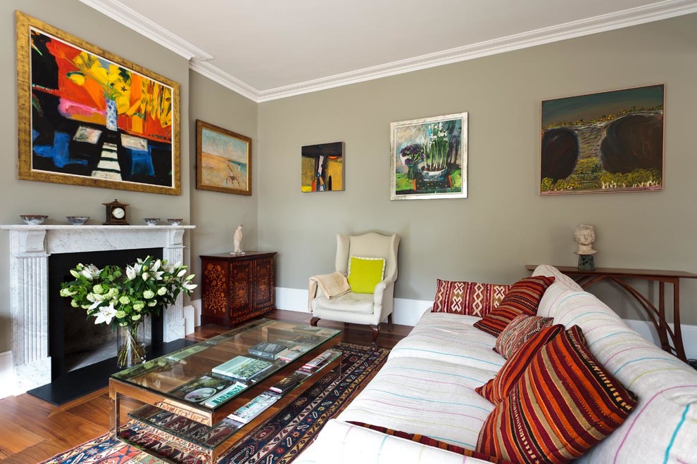 Идея дизайна: гостиная комната в стиле фьюжн с серыми стенами, темным паркетным полом, стандартным камином и коричневым полом