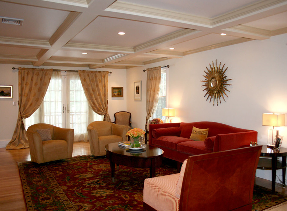 Пример оригинального дизайна: большая изолированная гостиная комната в стиле неоклассика (современная классика) с белыми стенами, паркетным полом среднего тона и коричневым полом