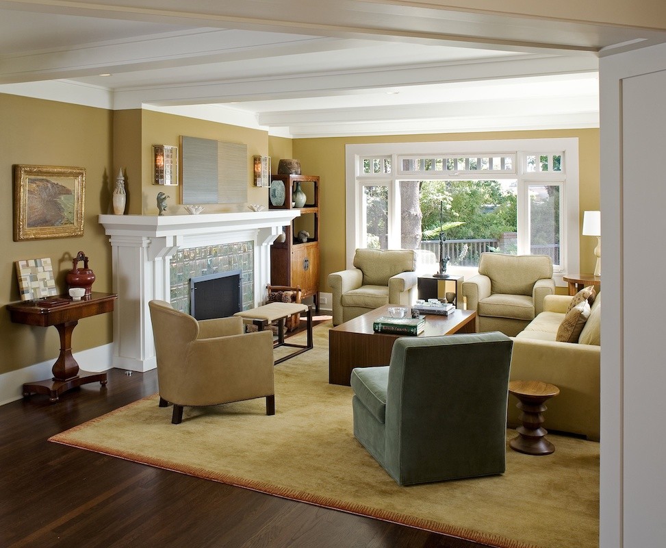 Пример оригинального дизайна: открытая гостиная комната среднего размера в классическом стиле с коричневыми стенами, темным паркетным полом, стандартным камином и фасадом камина из плитки без телевизора