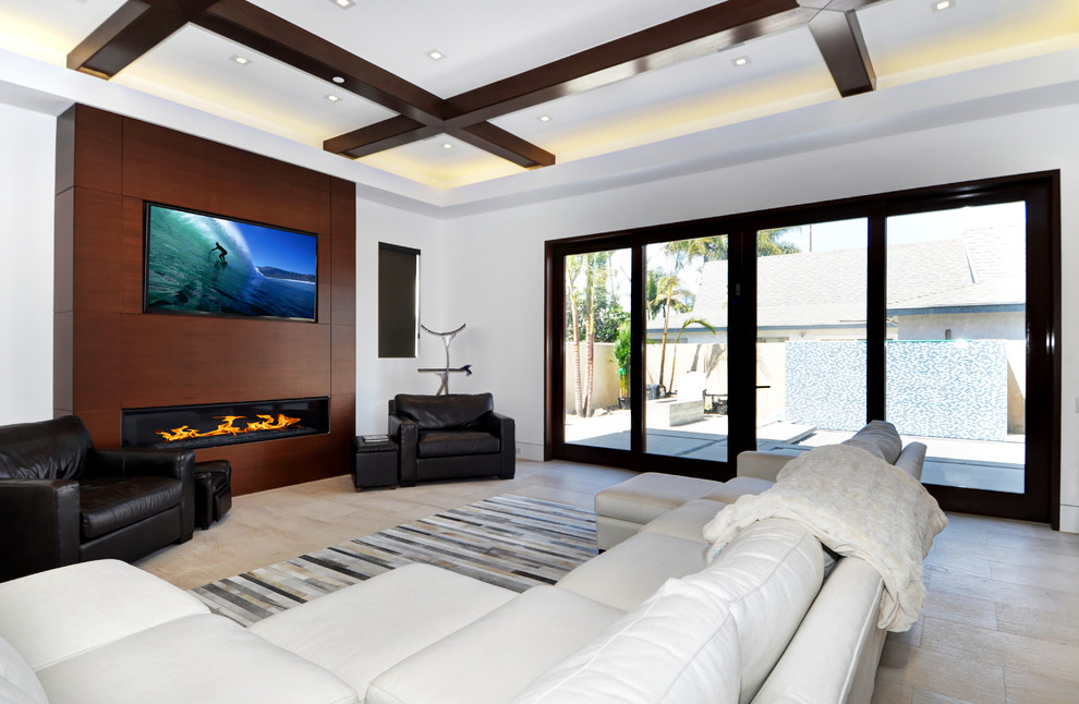 Стильный дизайн: большая открытая гостиная комната в стиле модернизм с белыми стенами, полом из керамогранита, горизонтальным камином, фасадом камина из металла, отдельно стоящим телевизором и бежевым полом - последний тренд