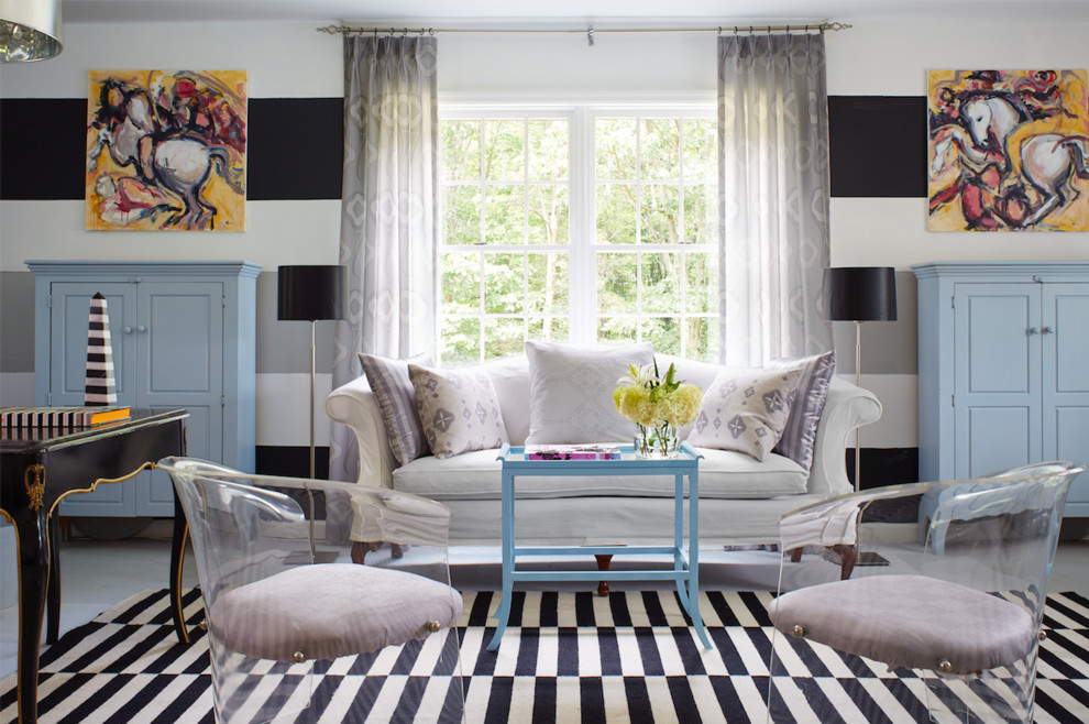 Eklektisches Wohnzimmer mit bunten Wänden und grauem Boden in New York