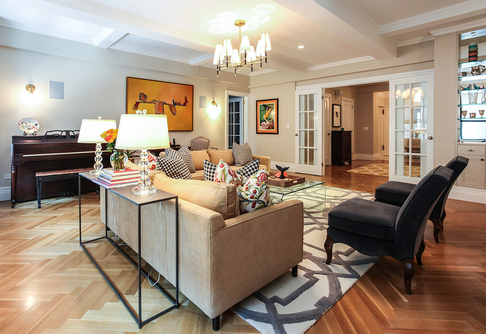 Abgetrenntes Klassisches Wohnzimmer mit beiger Wandfarbe und hellem Holzboden in New York