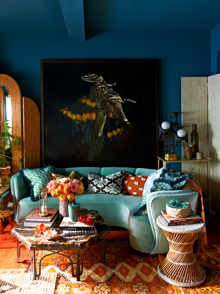 Exemple d'un salon éclectique avec une salle de réception, un mur bleu, moquette et un sol multicolore.