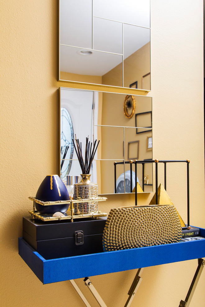 Bild på ett litet funkis separat vardagsrum, med ett finrum, gula väggar, klinkergolv i porslin och beiget golv
