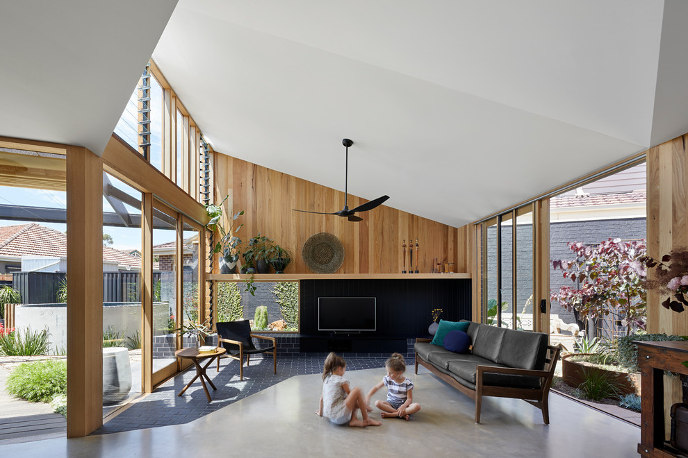 Свежая идея для дизайна: гостиная комната в современном стиле с серым полом - отличное фото интерьера