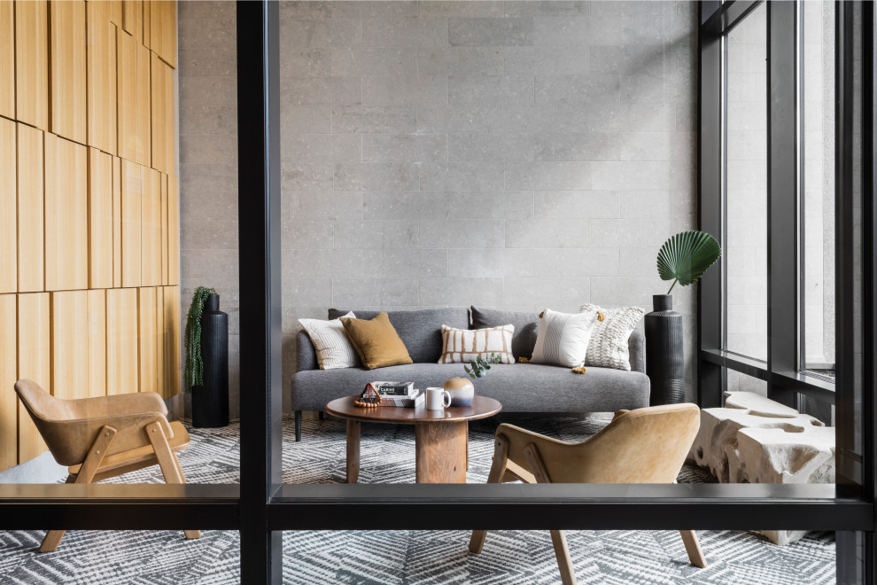 Großes, Repräsentatives, Fernseherloses, Abgetrenntes Modernes Wohnzimmer mit grauer Wandfarbe und Holzwänden in Boston