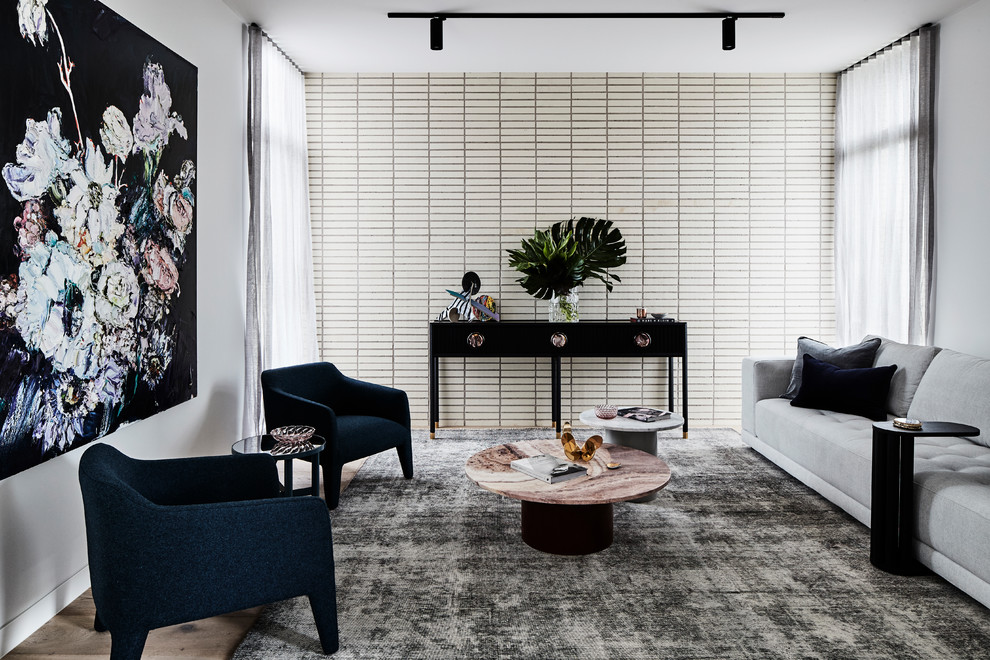 Idee per un soggiorno contemporaneo chiuso con sala formale, pareti grigie, pavimento in legno massello medio e pavimento marrone