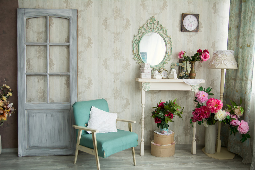Идея дизайна: маленькая гостиная комната в стиле шебби-шик с разноцветными стенами, полом из ламината и серым полом для на участке и в саду