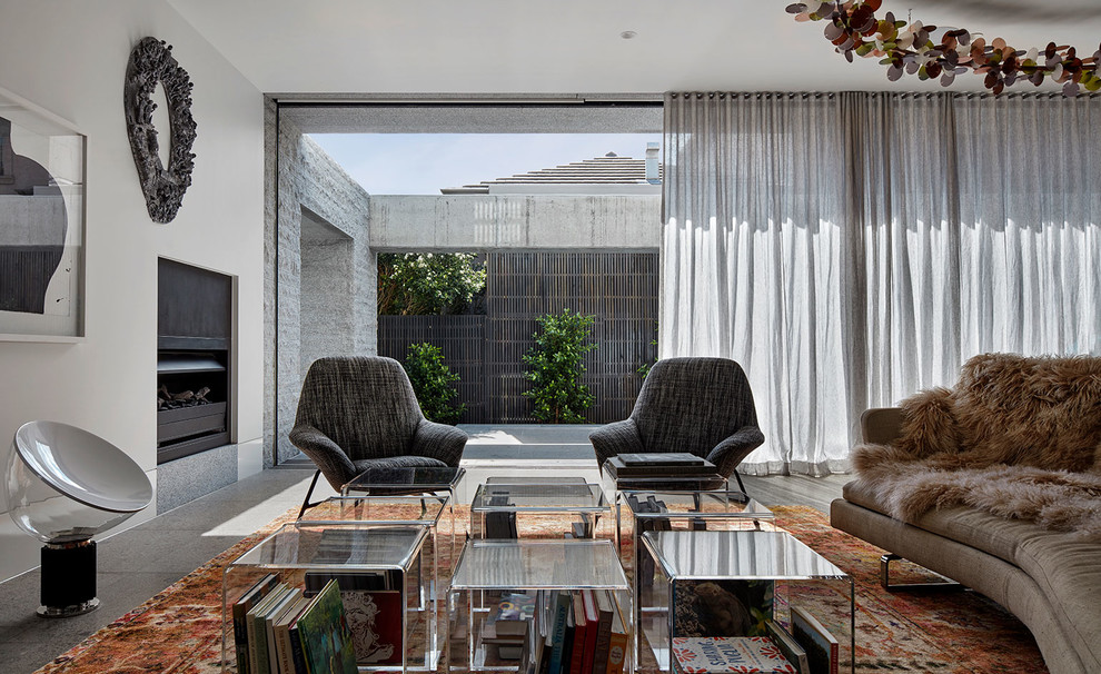 Modernes Wohnzimmer mit weißer Wandfarbe, Gaskamin und grauem Boden in Los Angeles