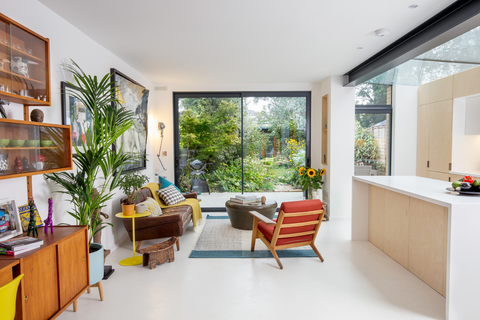 Ispirazione per un piccolo soggiorno moderno aperto con pareti bianche, pavimento in cemento, TV autoportante e pavimento bianco
