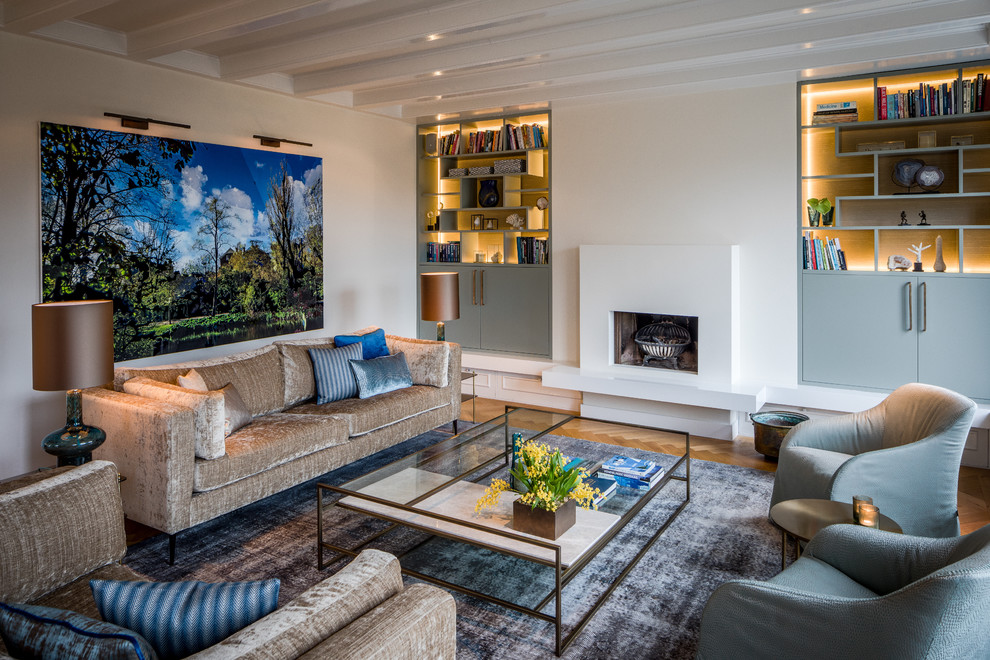 Fernseherloses, Offenes Modernes Wohnzimmer mit weißer Wandfarbe, hellem Holzboden, Kamin, verputzter Kaminumrandung und beigem Boden in Amsterdam