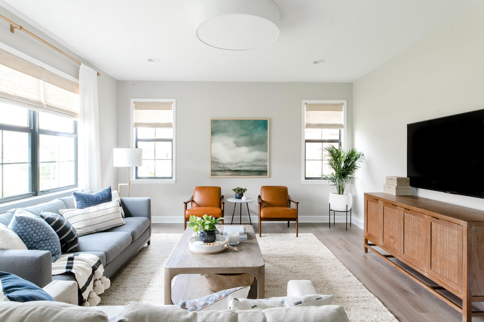 Esempio di un soggiorno stile marinaro con pareti grigie, parquet scuro, TV a parete e pavimento marrone