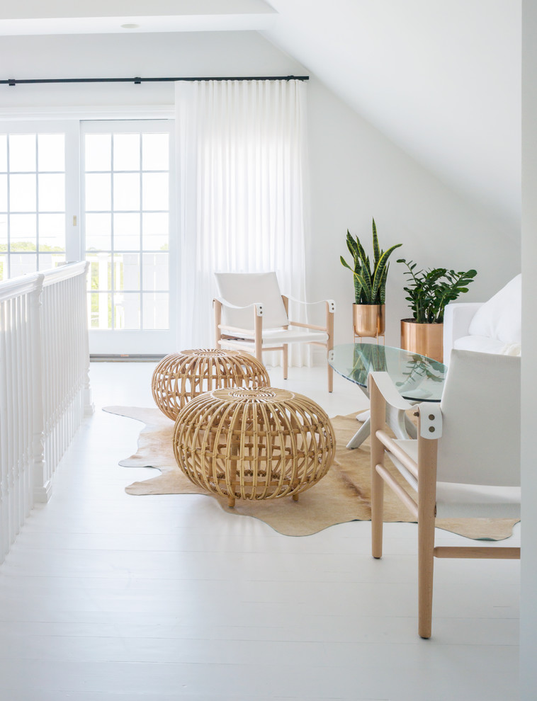 Ispirazione per un soggiorno stile marino aperto con pareti bianche, pavimento in legno verniciato e pavimento bianco