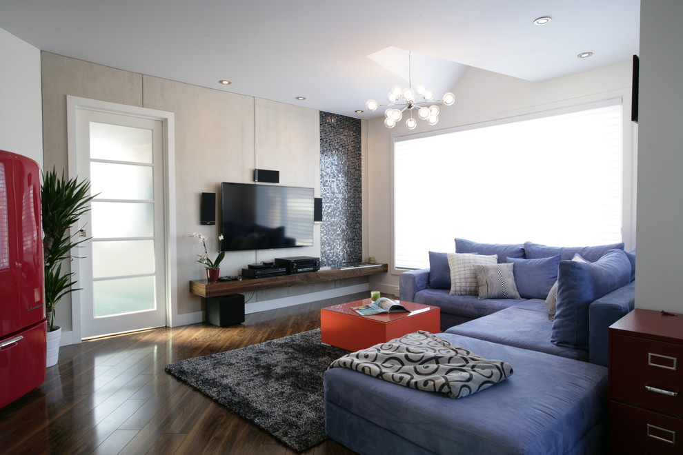 Стильный дизайн: парадная, изолированная гостиная комната в современном стиле с телевизором на стене - последний тренд