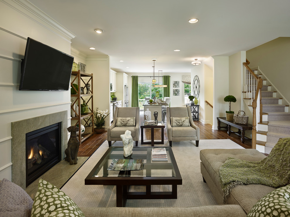 Offenes Maritimes Wohnzimmer mit weißer Wandfarbe, braunem Holzboden, Kamin, Kaminumrandung aus Stein und TV-Wand in New York