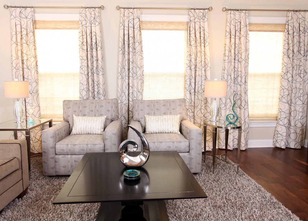 Foto di un soggiorno classico di medie dimensioni e aperto con sala formale, pavimento in legno massello medio, pareti blu e TV a parete