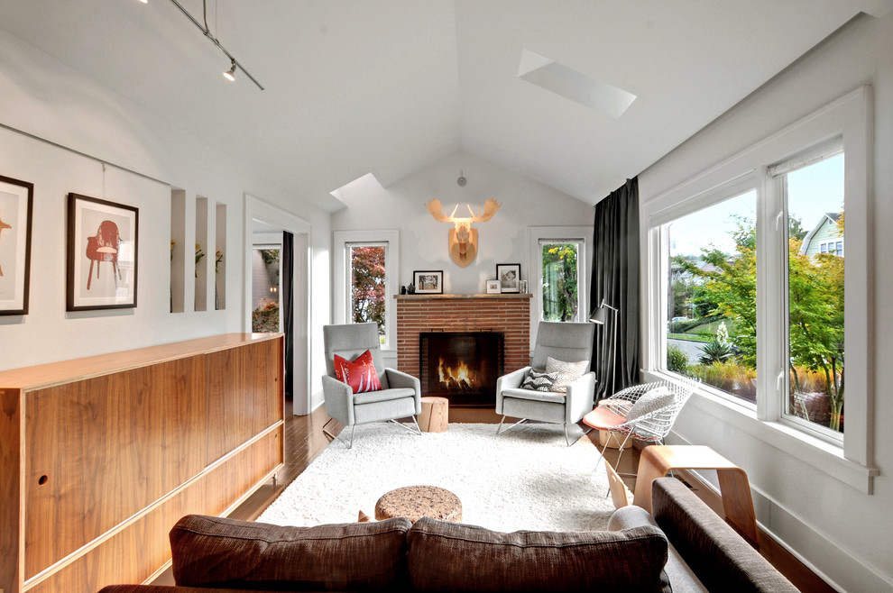 Modernes Wohnzimmer mit weißer Wandfarbe und Kaminumrandung aus Backstein in Seattle