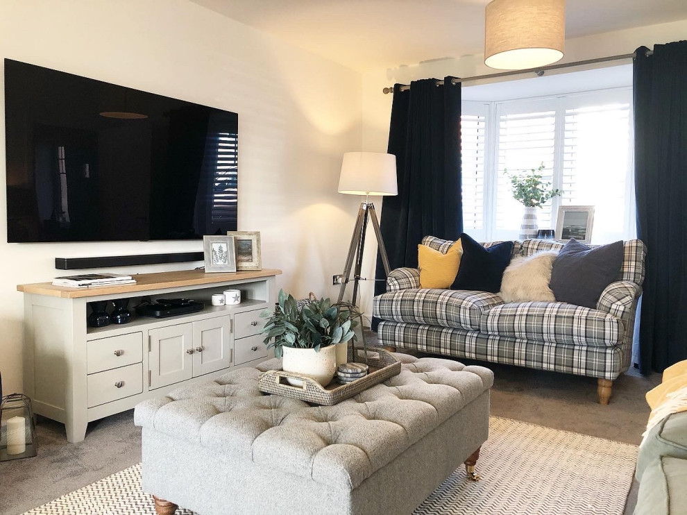 Exempel på ett mellanstort lantligt separat vardagsrum, med ett finrum, vita väggar, heltäckningsmatta, en väggmonterad TV och grått golv