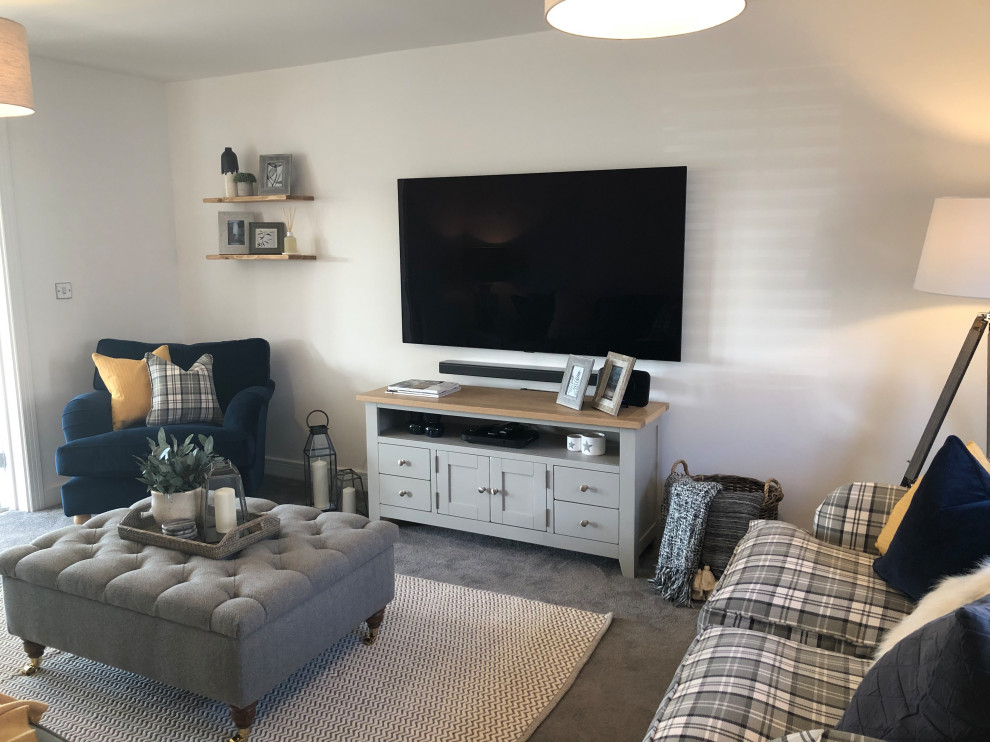 Mittelgroßes, Repräsentatives, Abgetrenntes Landhausstil Wohnzimmer ohne Kamin mit weißer Wandfarbe, Teppichboden, TV-Wand und grauem Boden in Hampshire