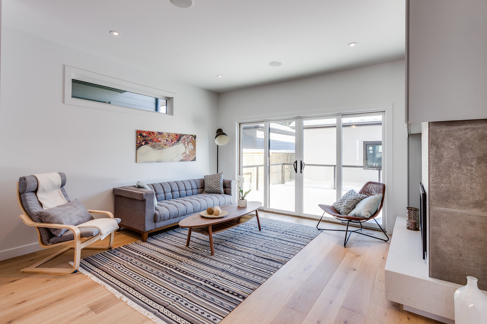 Imagen de salón para visitas abierto contemporáneo con paredes blancas, suelo de madera clara y suelo beige