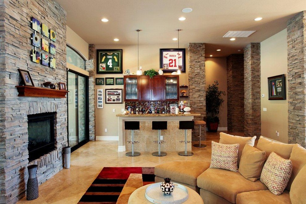 На фото: большая изолированная гостиная комната в современном стиле с домашним баром, бежевыми стенами, полом из травертина, стандартным камином и фасадом камина из камня