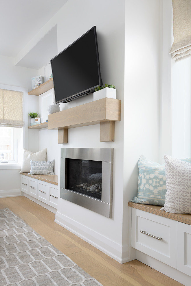Modernes Wohnzimmer mit weißer Wandfarbe, hellem Holzboden, Kamin und Kaminumrandung aus Metall in Toronto