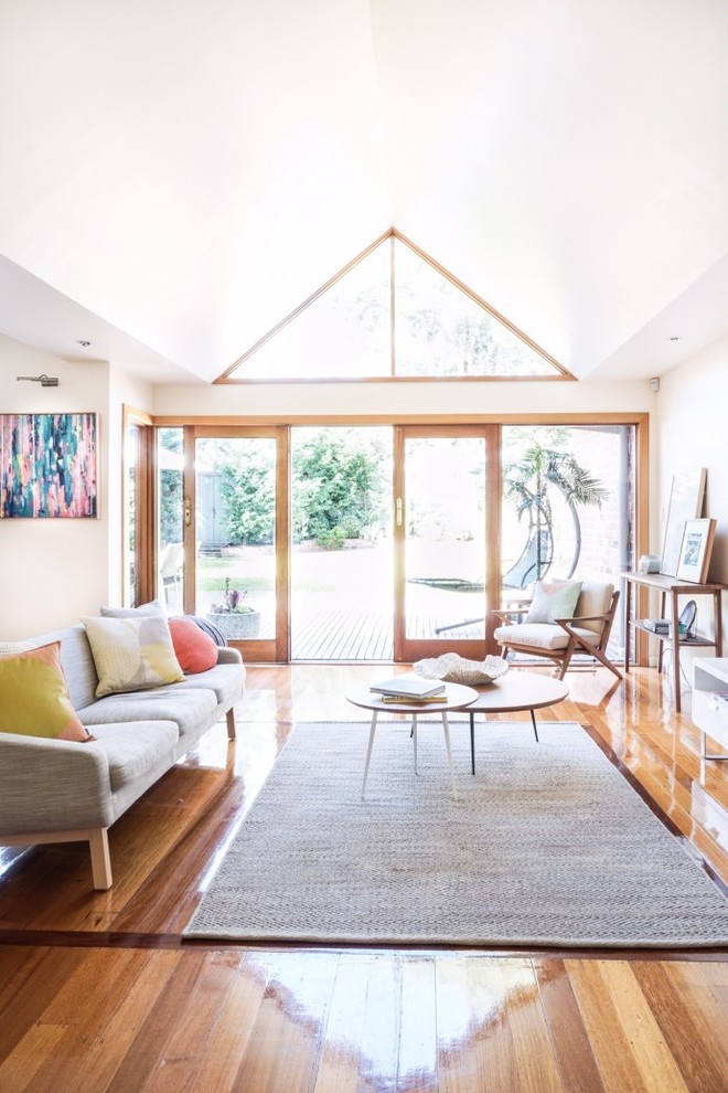 Mittelgroßes, Offenes Klassisches Wohnzimmer mit braunem Holzboden und weißer Wandfarbe in Melbourne