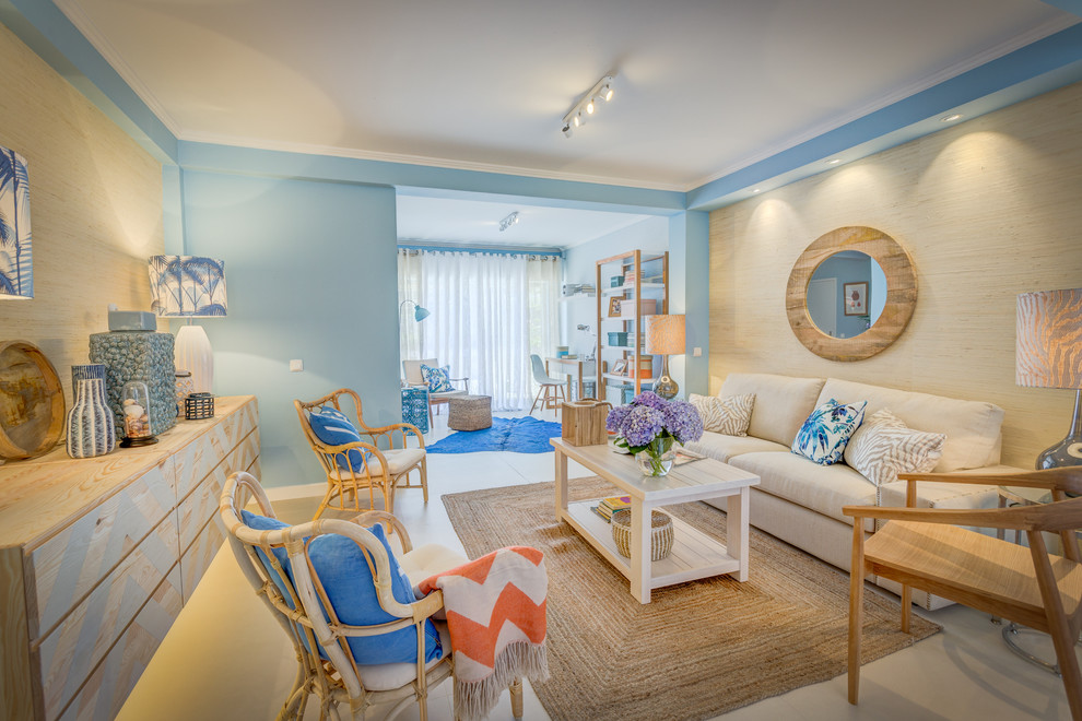 Cette photo montre un salon bord de mer de taille moyenne et ouvert avec une salle de réception, un mur bleu et aucun téléviseur.
