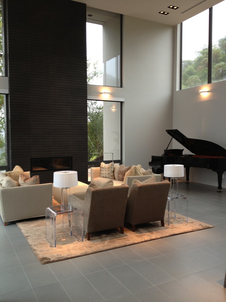 Exemple d'un grand salon moderne ouvert avec une salle de musique, un mur gris, un sol en carrelage de céramique, une cheminée ribbon et un sol gris.