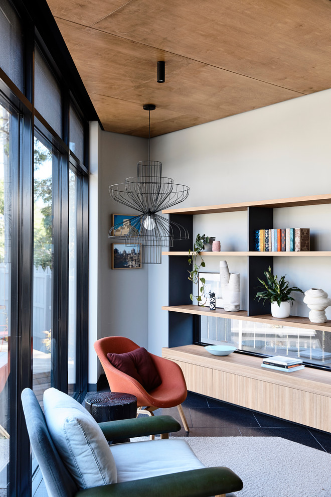 Kleines Modernes Wohnzimmer mit weißer Wandfarbe, Kalkstein und grauem Boden in Los Angeles